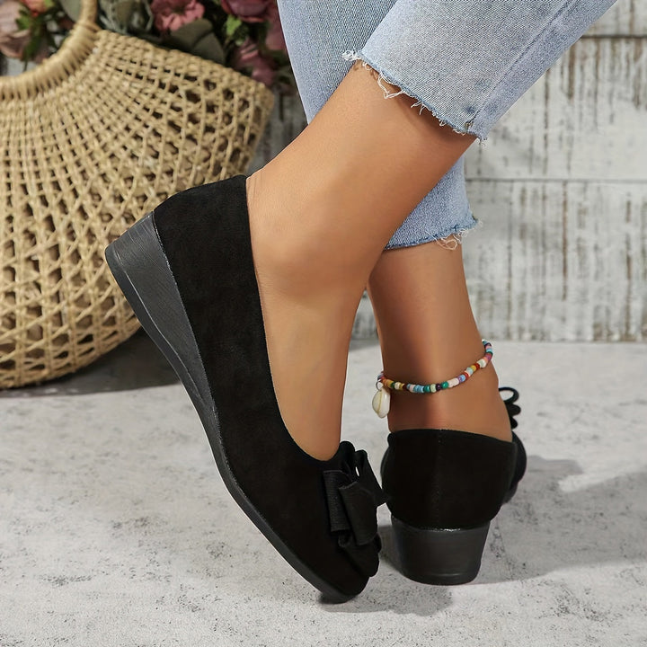 Women's elegant slip-on flats, comfortable wedge and pretty bow detail.