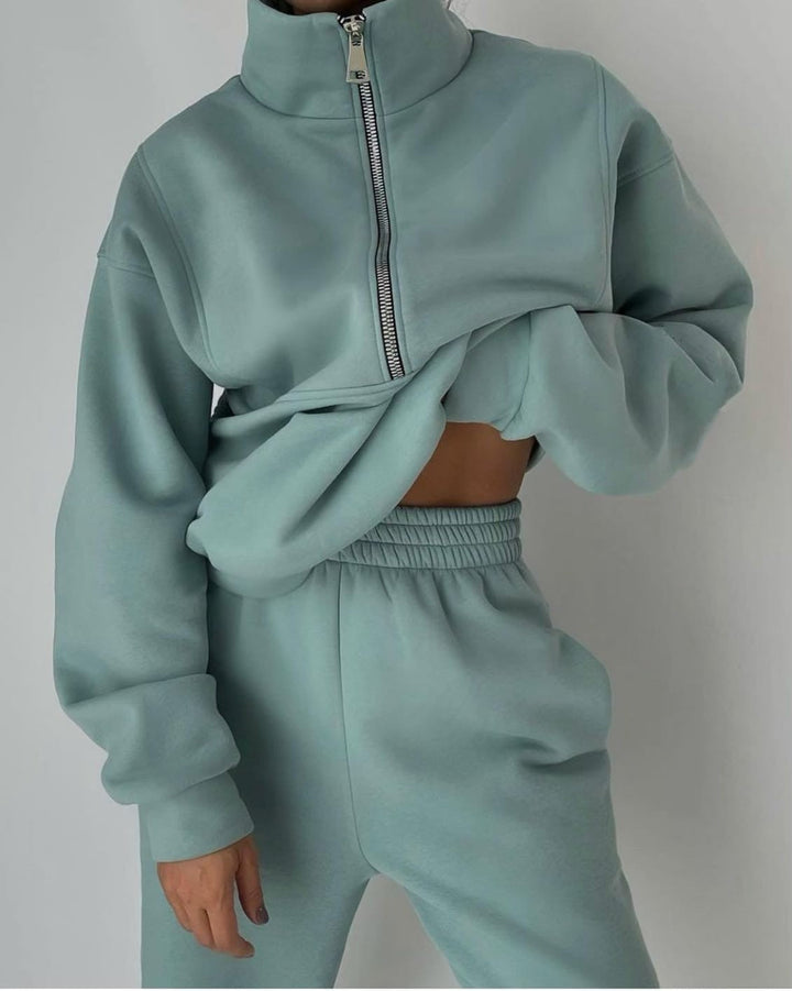 Women's Evy Comfort Loungewear Set in relaxed style, a cozy fleece two-piece for home or casual wear.