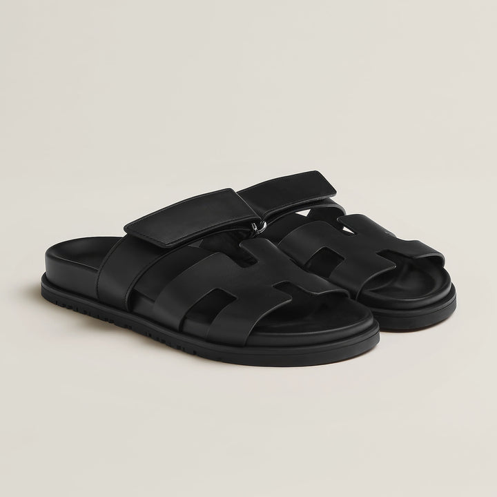 Women's flat slip-on sandals, comfortable & chic for effortless summer style.