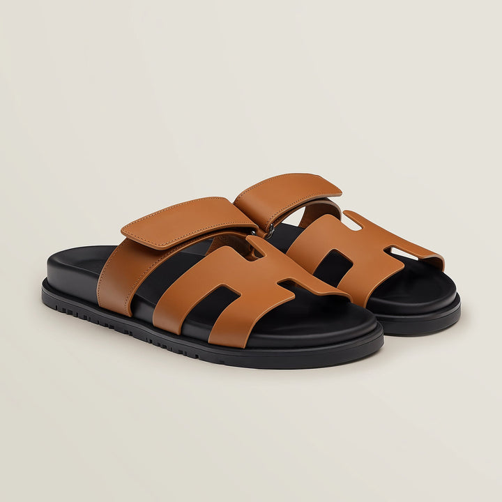 Effortless style women's flat slip-on sandals, ideal for summer outfits.