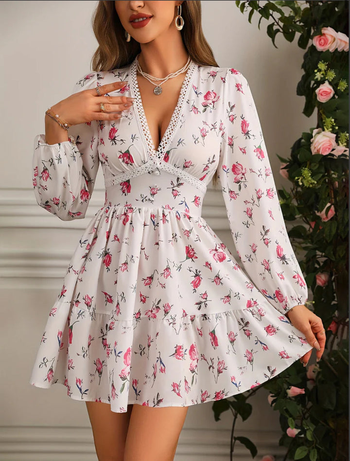 Chic women's floral mini dress, V-neck, long sleeves. Ideal for summer occasions, parties, or boho casual wear.