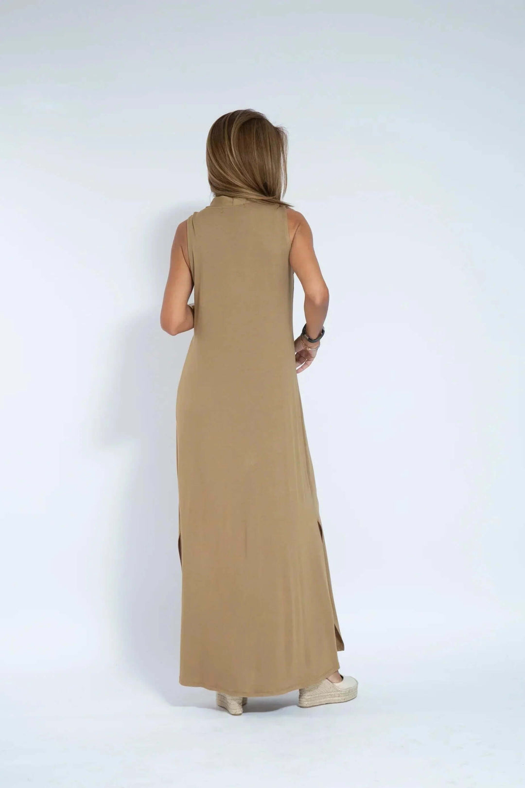 Versatile women's flowy long maxi dress & cardigan. Casual yet elegant two-piece summer apparel.