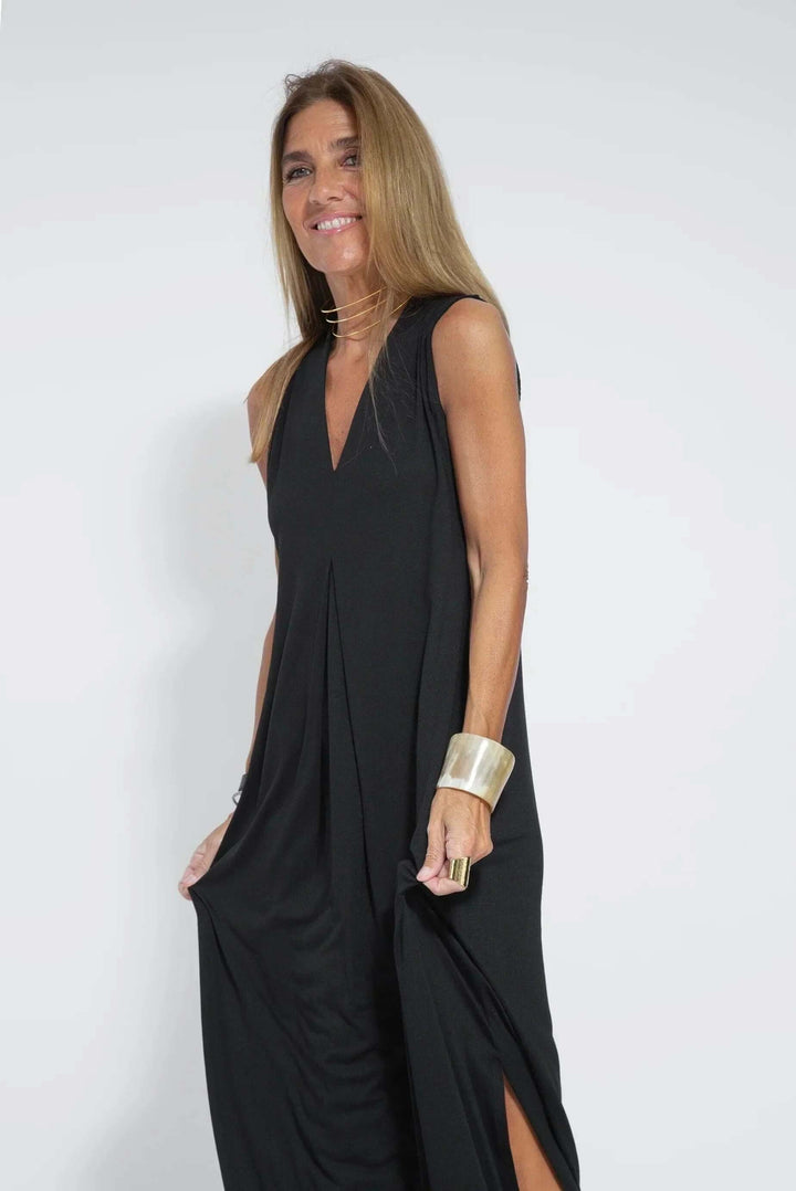Comfortable women's two-piece outfit: flowy maxi dress & cardigan. Ideal for everyday elegance.