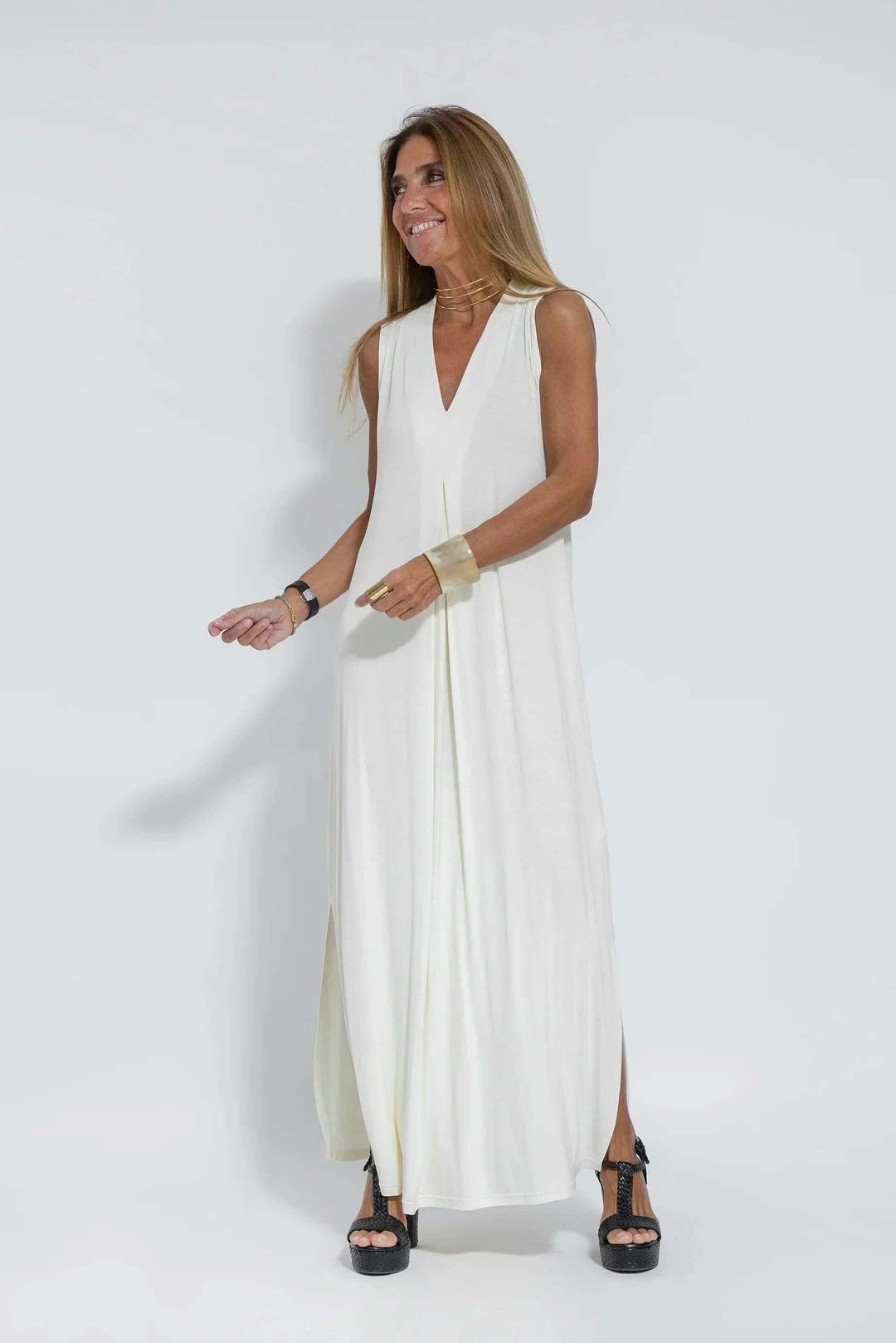 Summer style women's flowy maxi dress and cardigan. Breathable two-piece outfit for warm weather.