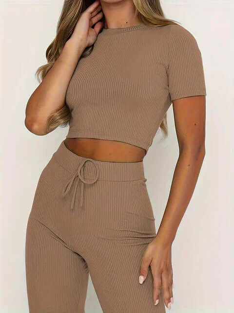 Elegant flowy wide leg trousers for women. Casual spring summer fashion.