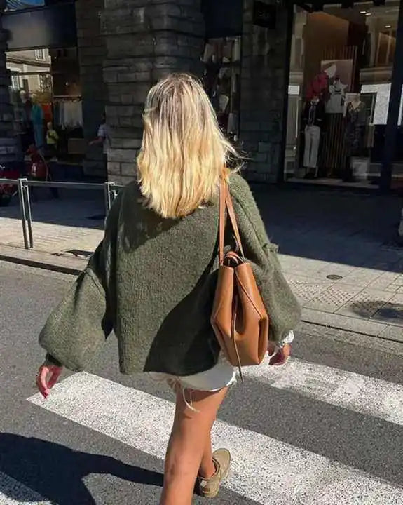 Soft & warm women's fluffy oversized knit sweater with long sleeves. Cozy knitwear for relaxed winter style.