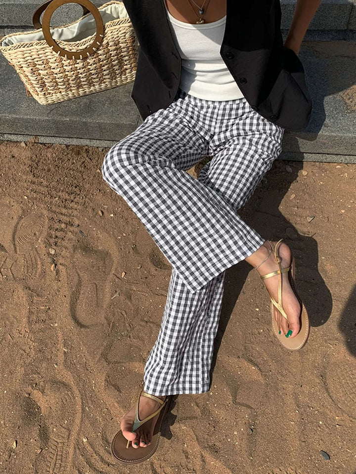 Chic women's wide-leg gingham trousers, ideal for casual wear or sophisticated summer outfits.