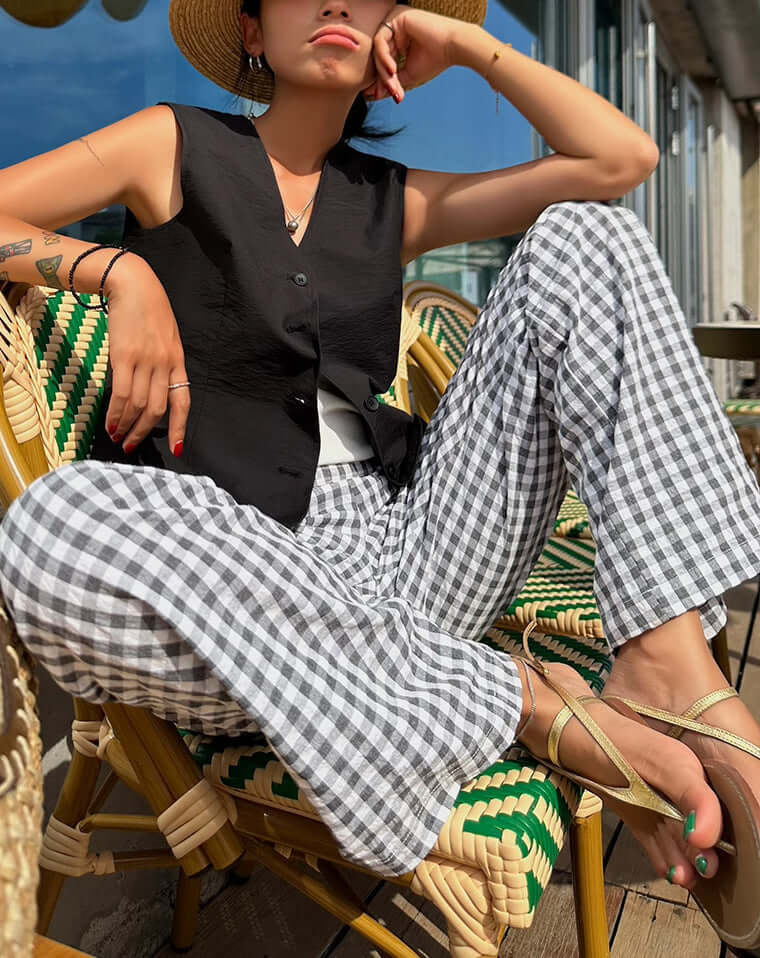Trendy women's gingham wide-leg trousers, featuring a stylish print and breathable fabric for spring/summer.
