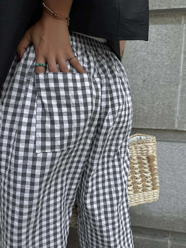 Elegant wide-leg women's pants in a classic gingham pattern, providing a relaxed and chic silhouette.
