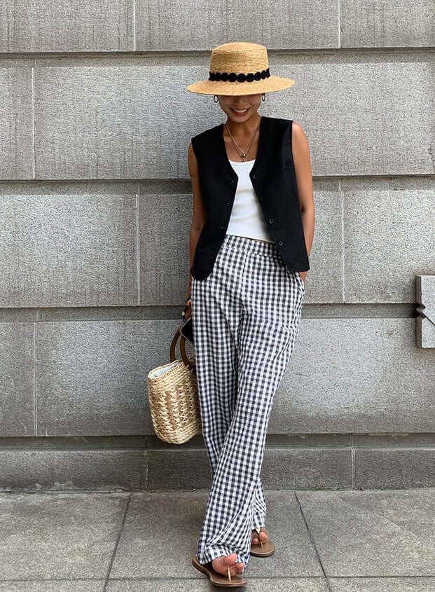 Versatile women's wide-leg gingham trousers, perfect for effortless style and all-day comfort.