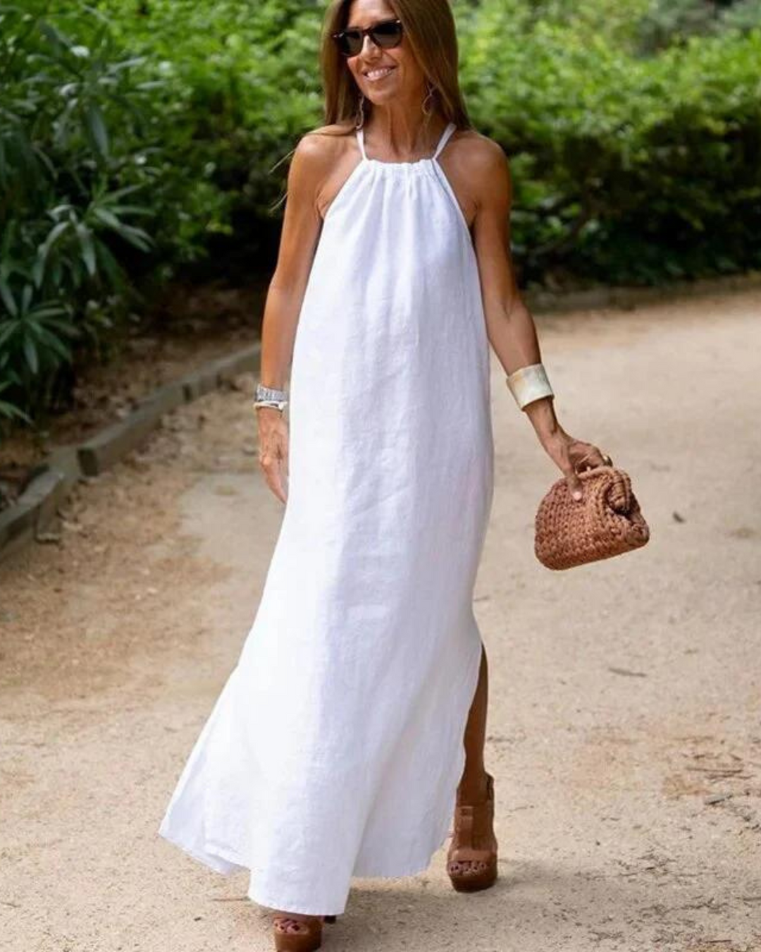 Comfortable women's sleeveless maxi dress, designed with a halter neck for a chic and casual summer look.