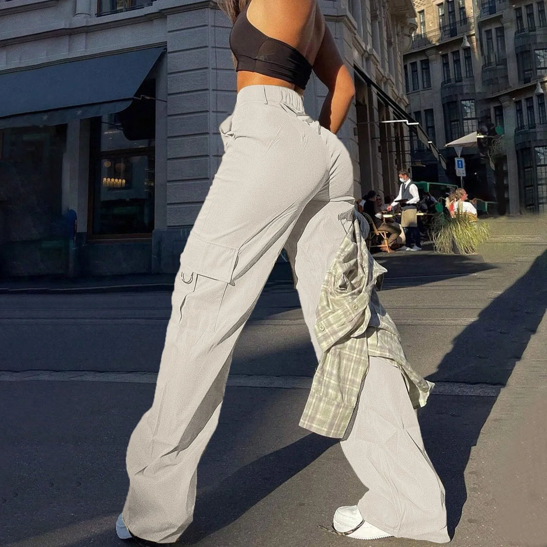 Comfortable women's high-waist cargo pants, perfect for casual wear, with practical pockets.