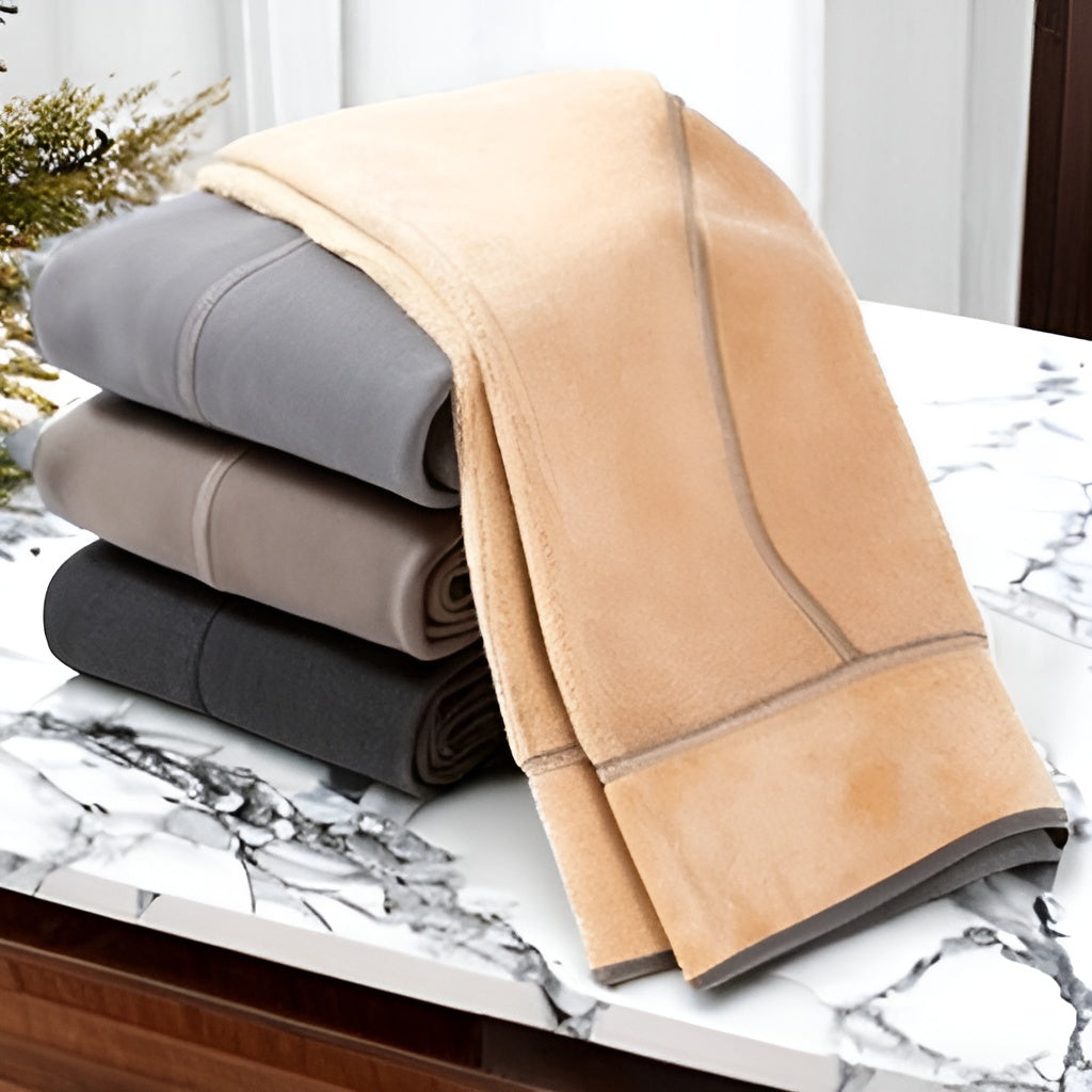 Durable fleece-lined tights for women, providing lasting warmth and a comfortable high-waist fit.