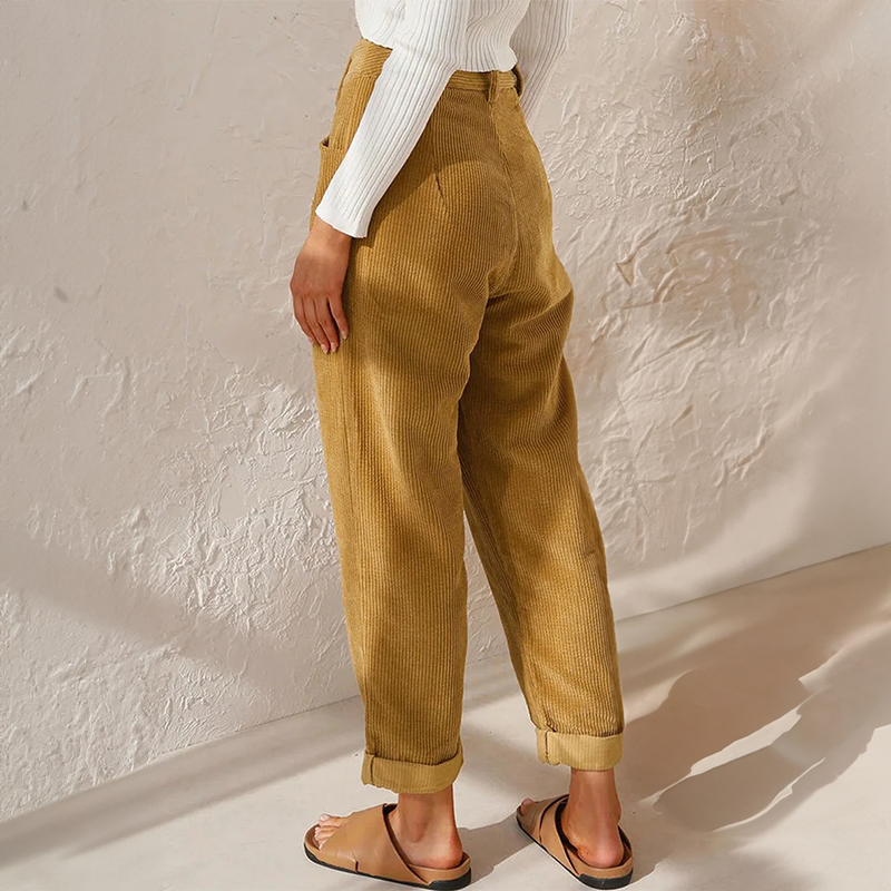 Casual women's tapered trousers with high waist, pleats, and pockets. Relaxed fit for comfort.