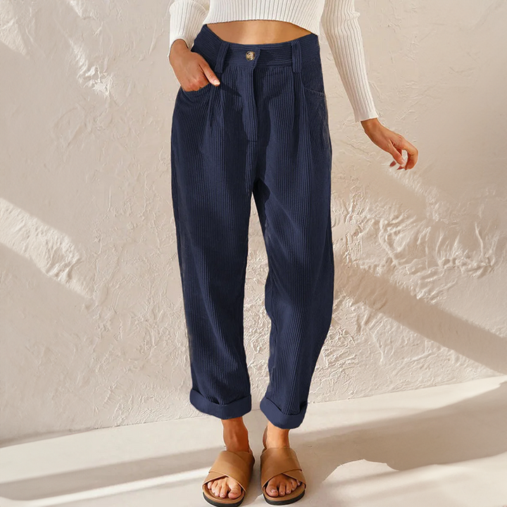Everyday fashion: Women's high waist relaxed fit pants with a chic tapered leg and pockets.