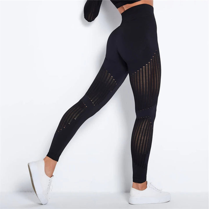Comfortable women's high-waist seamless shaping yoga pants. Ideal athletic leggings for fitness & sportswear.