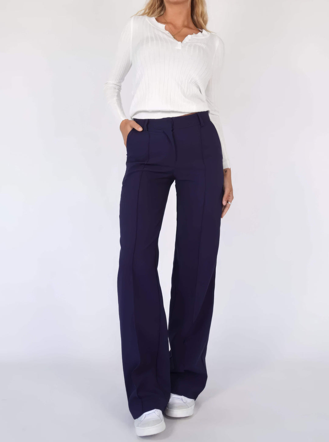 Elegant women's wide-leg high-waist pants, ideal for both formal events and chic casual outfits. Versatile fashion.