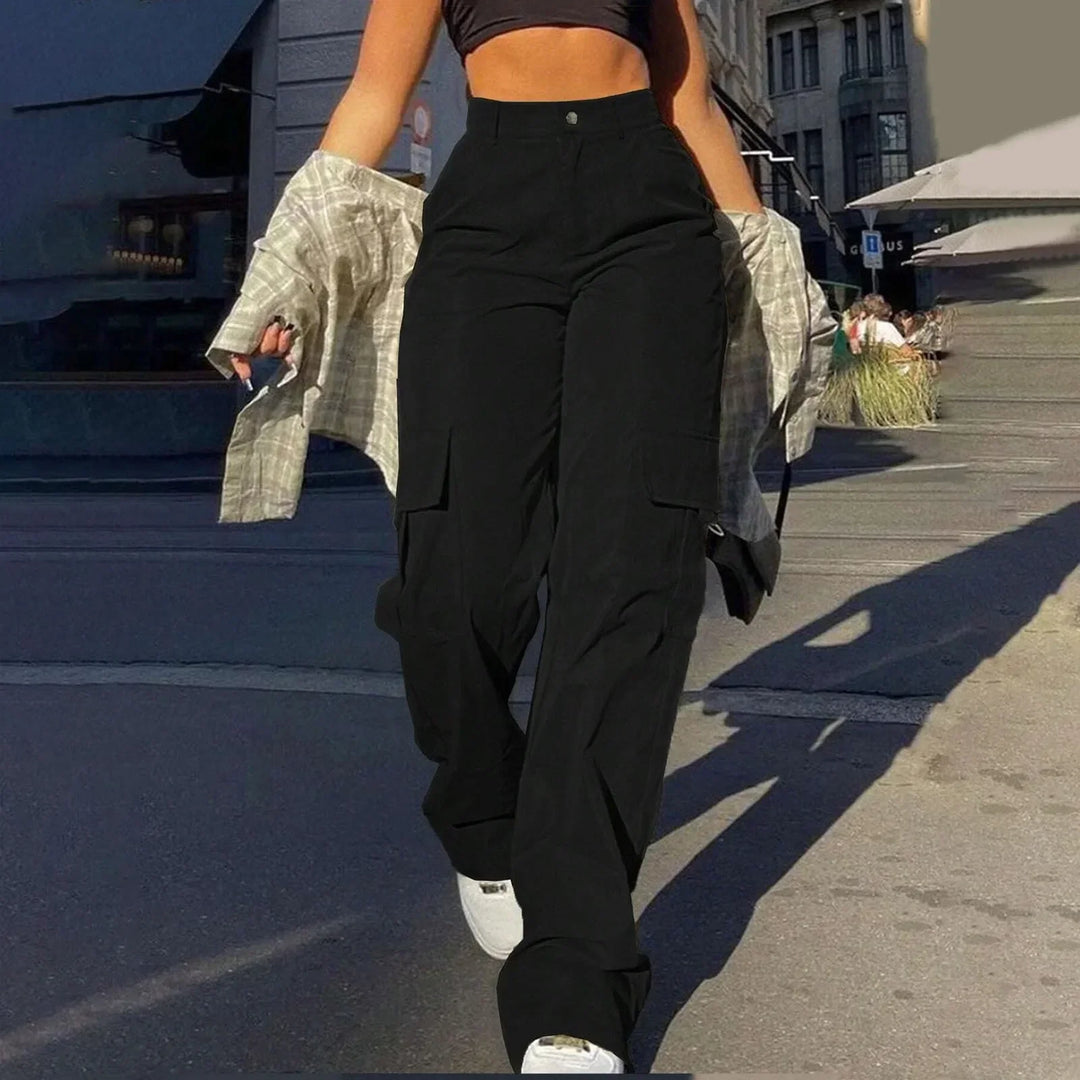 Casual women's high-waist baggy cargo pants, comfortable wide-leg fit with many pockets for daily style.