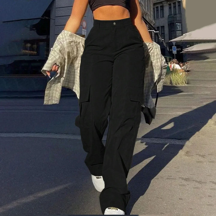 Casual women's high-waist baggy cargo pants, comfortable wide-leg fit with many pockets for daily style.