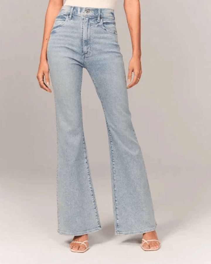 Women's high-waisted flared blue denim jeans, perfect for a retro casual look. Stretch fabric for comfort.