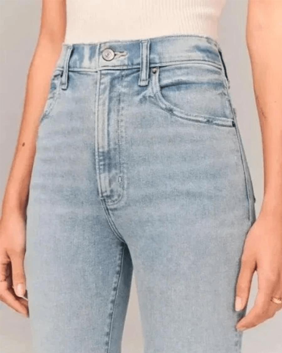 Casual women's high-waisted flared denim jeans, versatile for everyday fashion. Comfortable stretch blue denim.