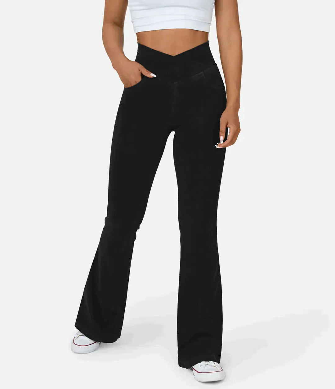 Retro-inspired women's flared jeans, high-rise and elastic waist for a comfortable fit.