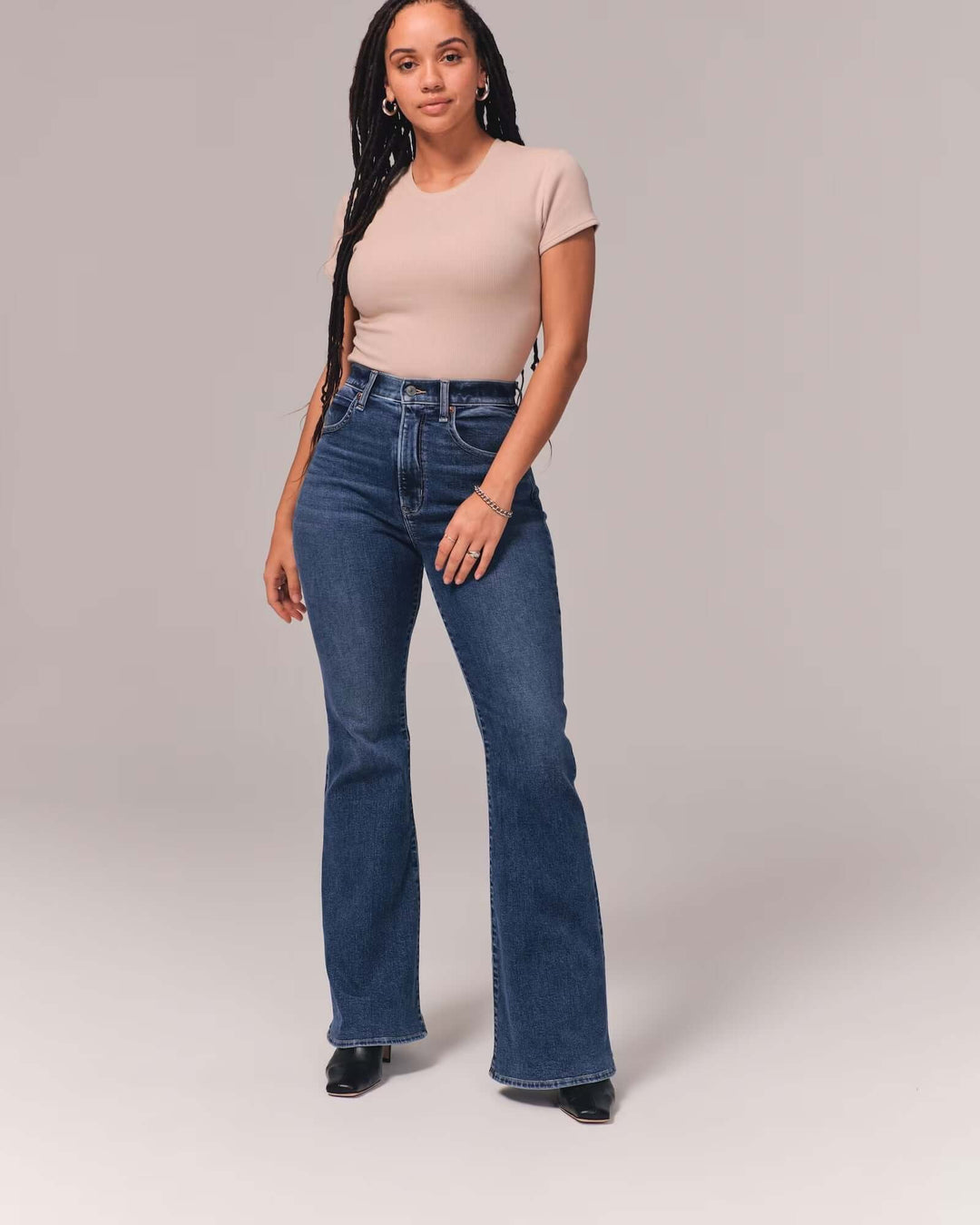 Women's high-waisted light blue casual jeans. Comfortable loose fit, perfect for stylish everyday wear.