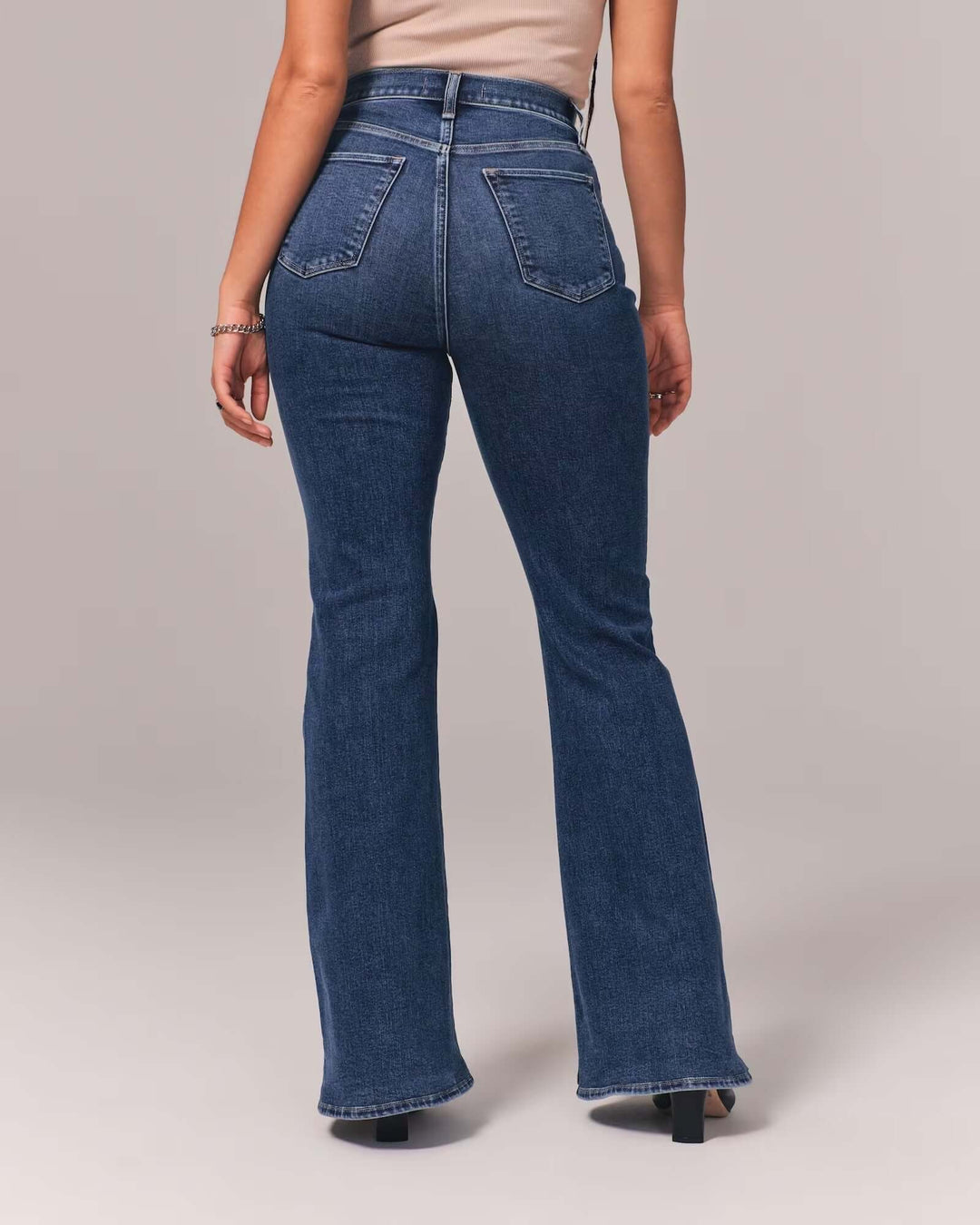 Dark blue women's high-waisted jeans with a comfortable, stylish loose fit, ideal for versatile casual outfits.