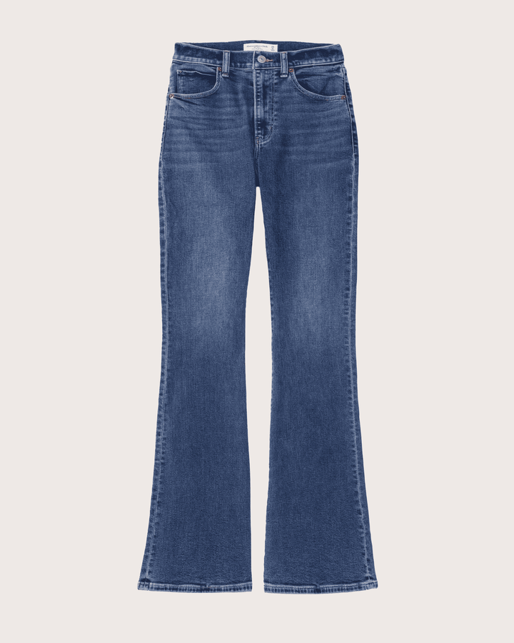 Comfortable women's high-waisted jeans, loose fit for all-day wear. Stylish casual denim pants.