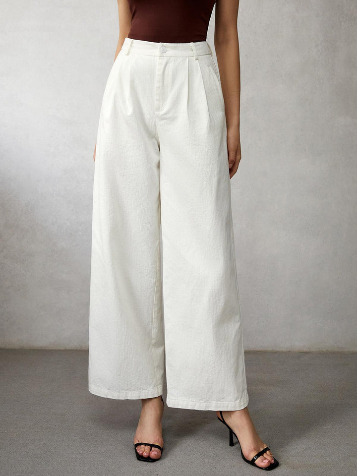 Fashionable women's high-rise wide-leg jeans for a relaxed yet stylish look. Comfortable denim pants.