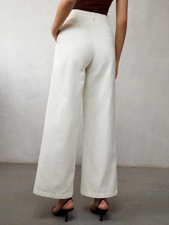 Modern women's wide-leg high-waist jeans. Versatile denim pants for casual or chic everyday style.