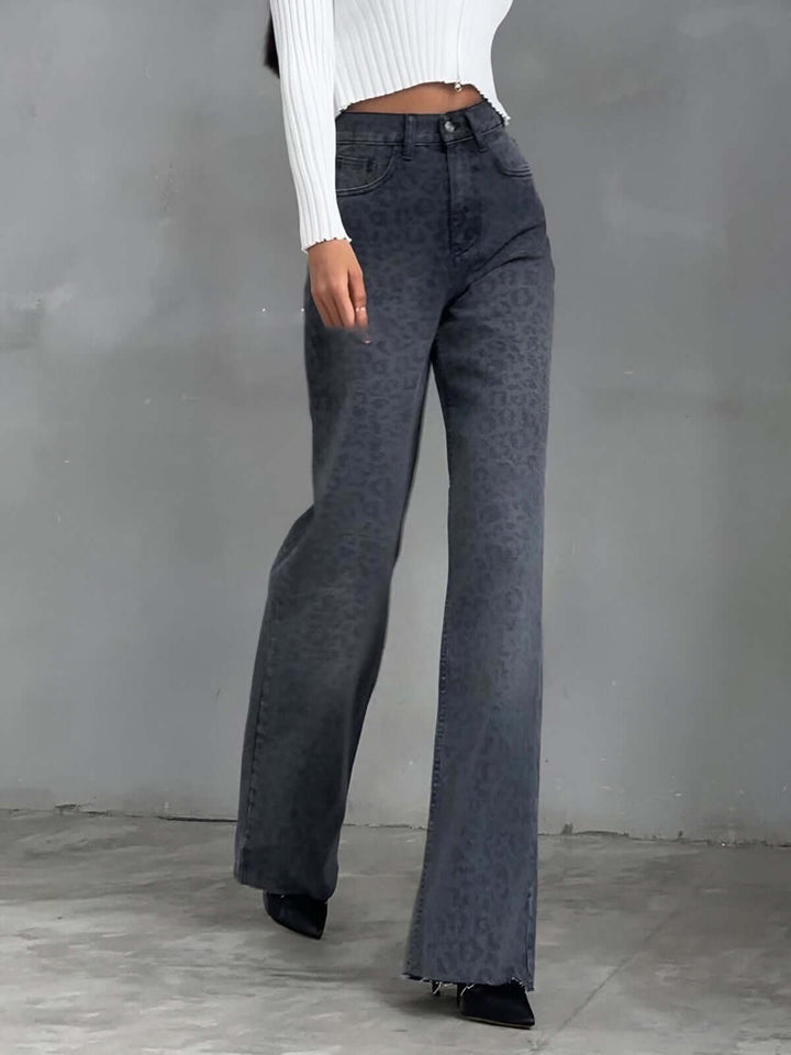 Women's high-waisted wide leg jeans with trendy leopard print in stretch denim for a casual chic look.