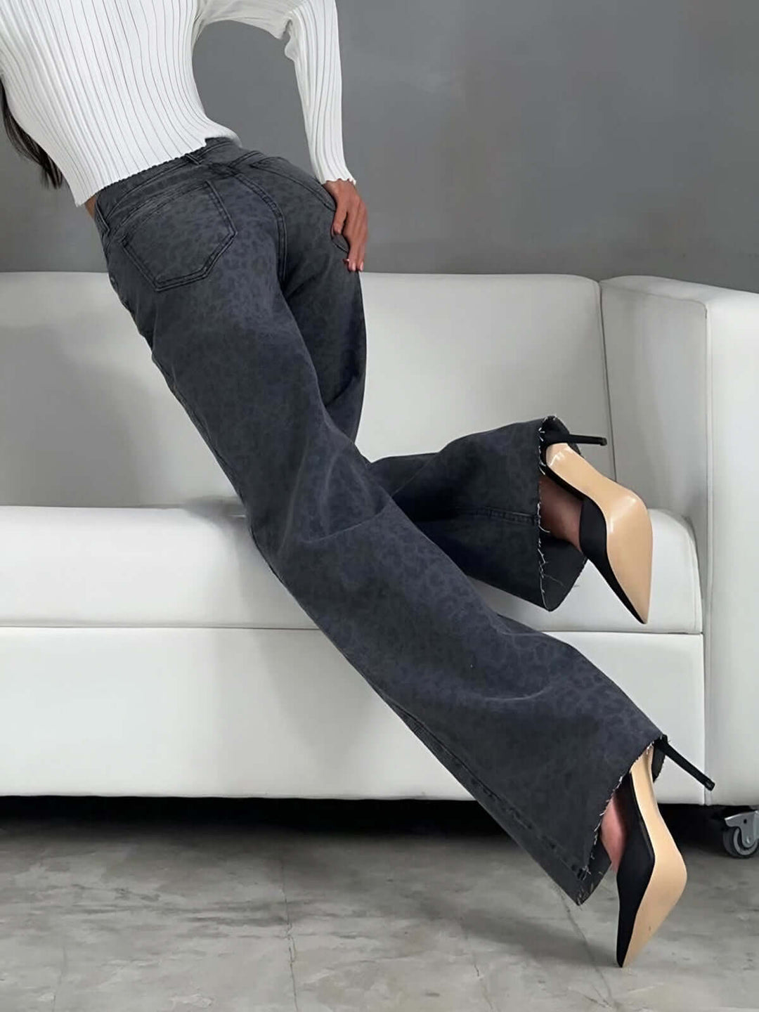 Casual chic women's high-waisted wide leg denim pants with an eye-catching leopard print. Fashion jeans.