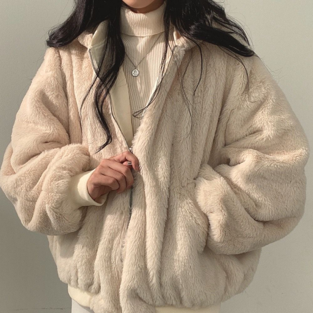 Women's stylish reversible winter jacket, designed for optimal warmth in cold weather.