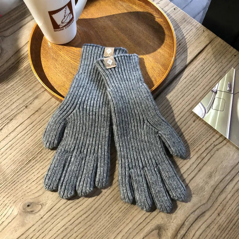 Comfortable women's Isolde touchscreen gloves, ideal for cold weather, made from soft, warm cotton.