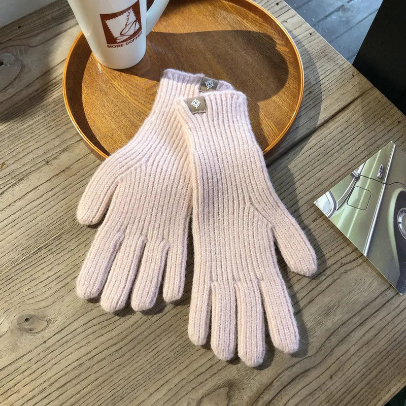 Soft Isolde women's winter gloves with touchscreen functionality, ensuring warmth and connectivity.