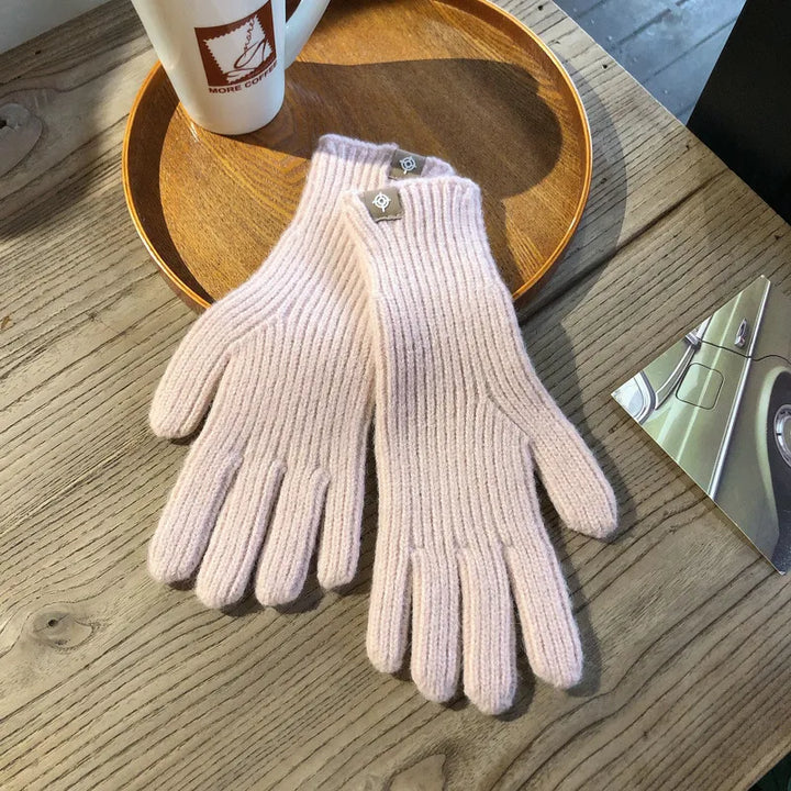 Soft Isolde women's winter gloves with touchscreen functionality, ensuring warmth and connectivity.