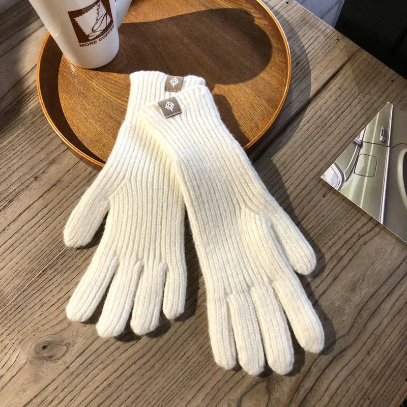 Women's Isolde one-size winter gloves, featuring warm cotton and responsive touchscreen fingertips.