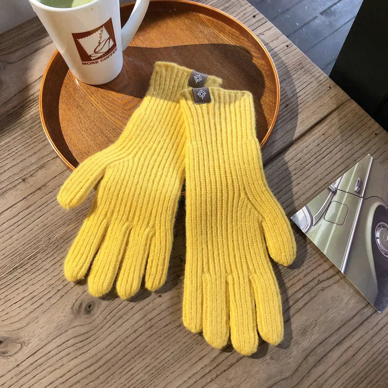 Elegant Isolde touchscreen gloves for women, made from warm cotton, perfect for winter fashion & utility.