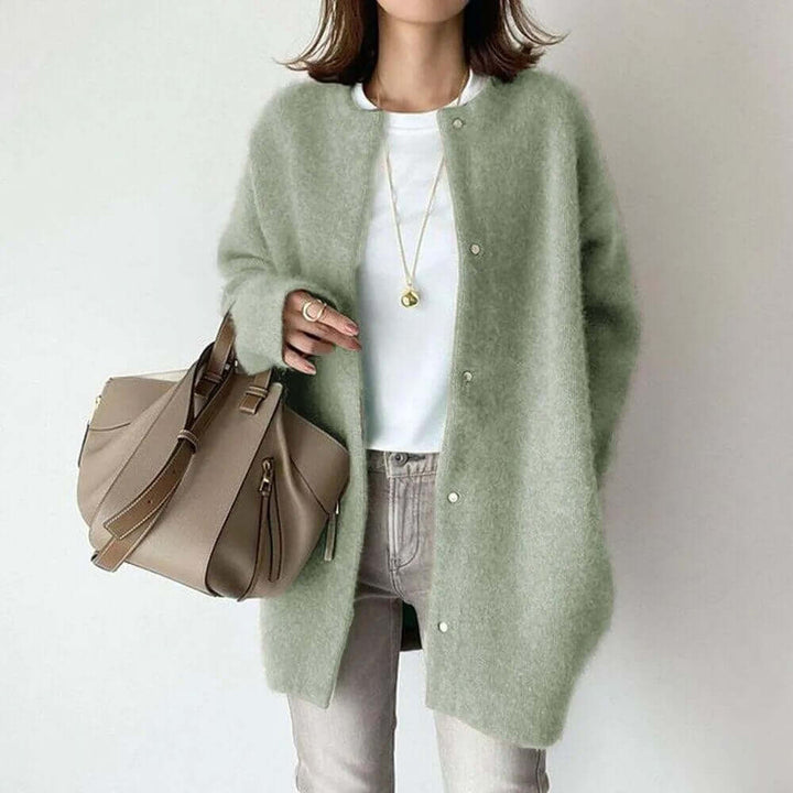 Everyday women's knitted cardigan with classic button closure, a comfortable long-sleeve sweater.