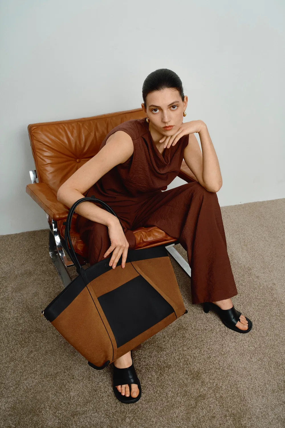Women's large versatile tote bag, a stylish shoulder bag designed for travel, daily use, and convenience.