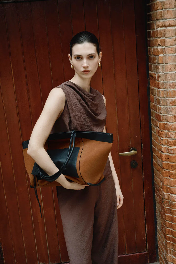 Essential women's large travel tote bag, designed for comfort, spacious storage, and elegant style.
