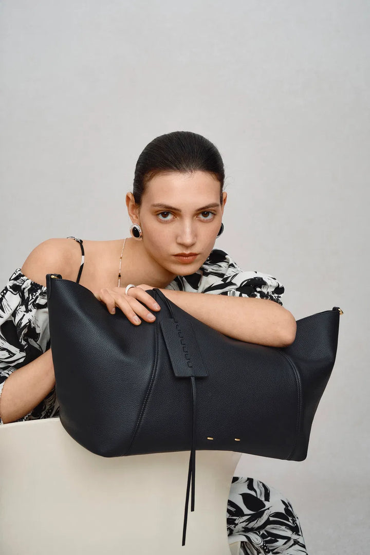 High-quality stylish women's large tote bag, ideal for travel, daily elegance, and maximum storage.