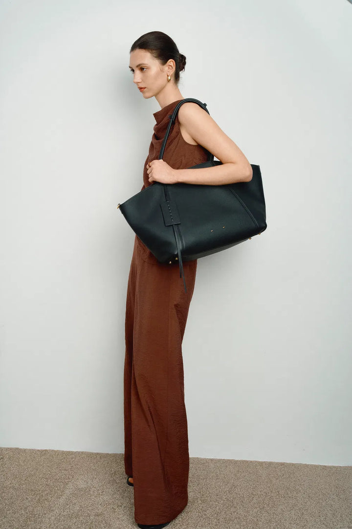 Women's large tote bag, perfect for carrying essentials on trips, daily commutes, or as a chic handbag.