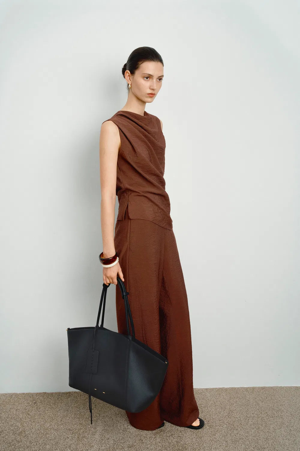 Durable women's large travel shoulder bag, offering style and ample space for all your daily needs.