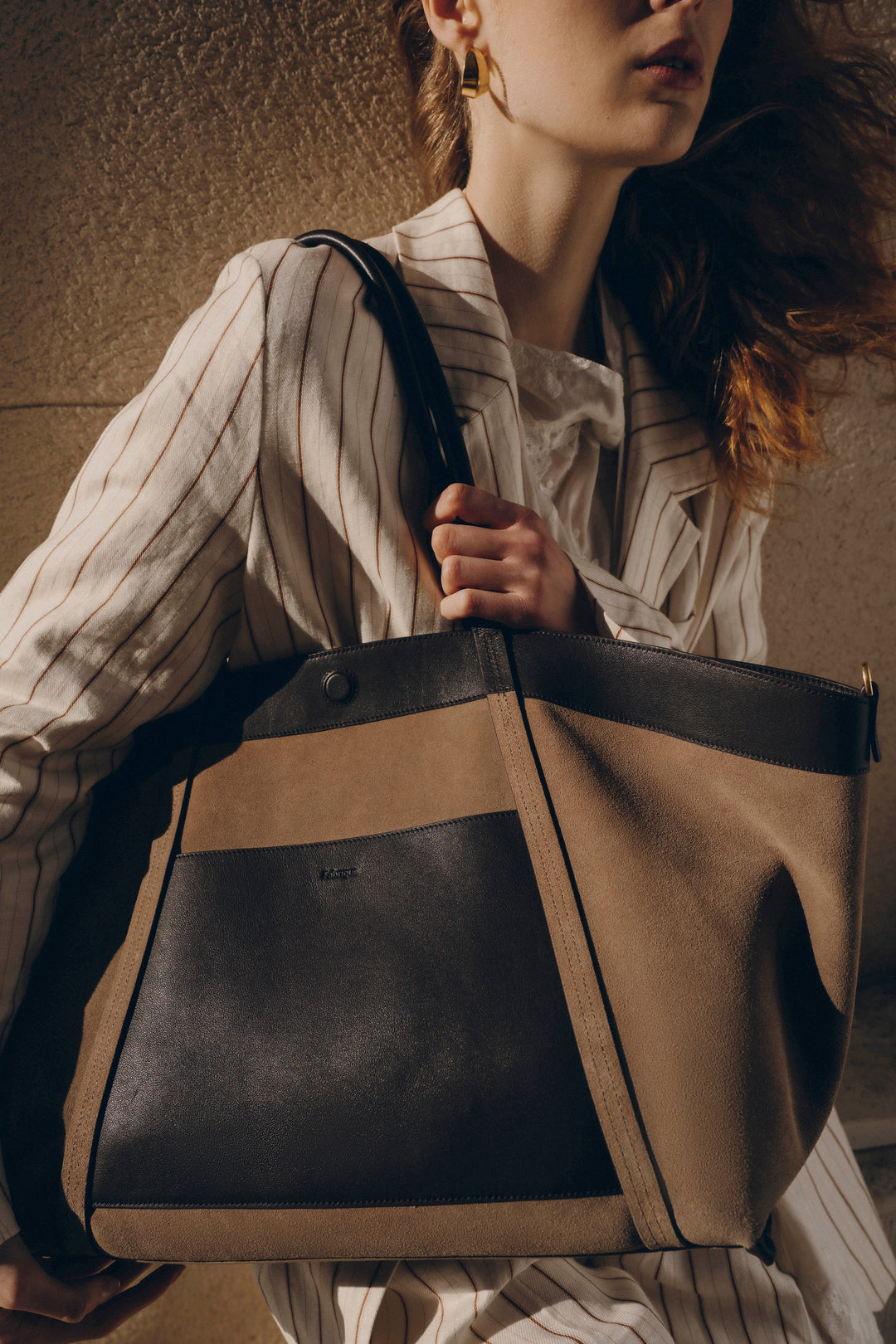 Versatile women's large tote bag, functioning as a travel bag, daily bag, or chic shoulder bag.