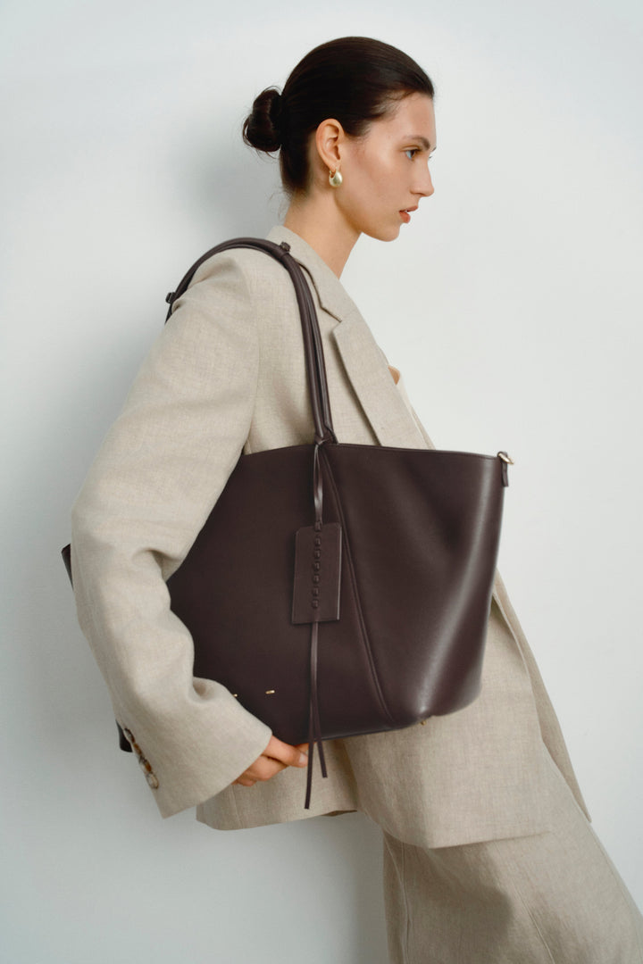 Comfortable women's shoulder tote bag, large and stylish for travel, work, or daily adventures.