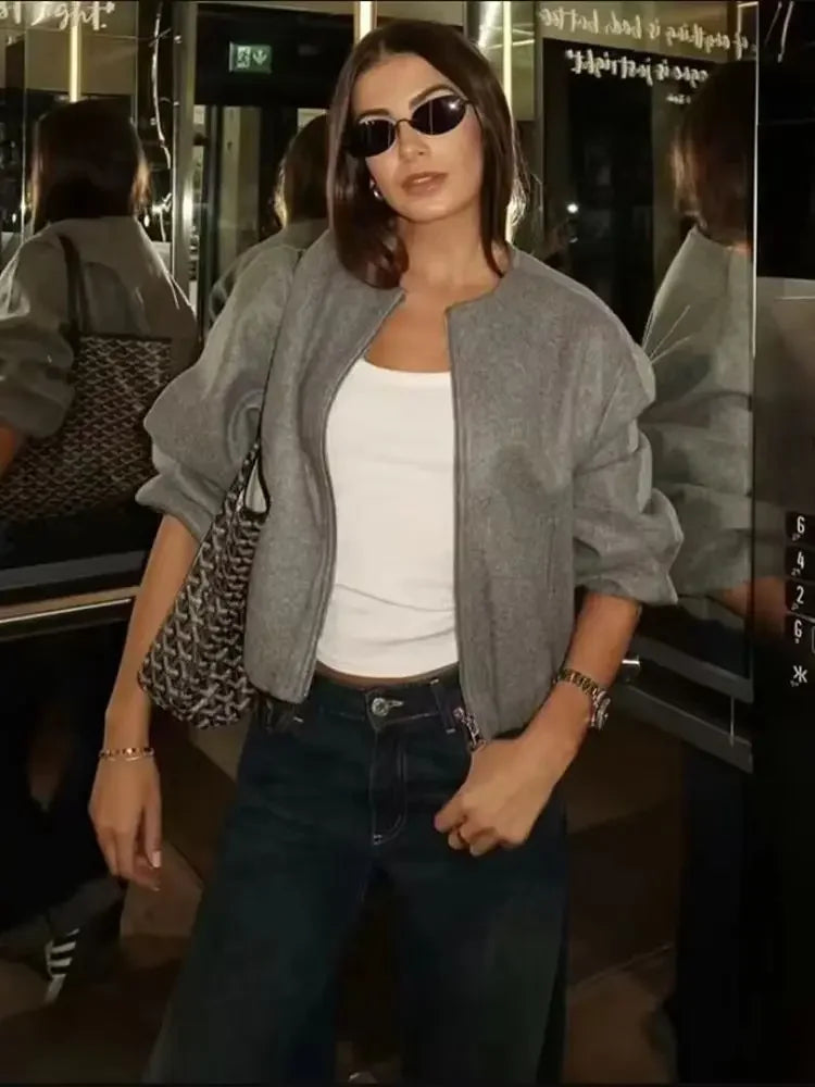 Versatile women's lightweight bomber jacket, perfect for effortless everyday and casual autumn style.