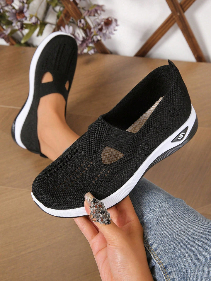 Slip-on orthopedic shoes for women, breathable and lightweight, ideal for summer outings.
