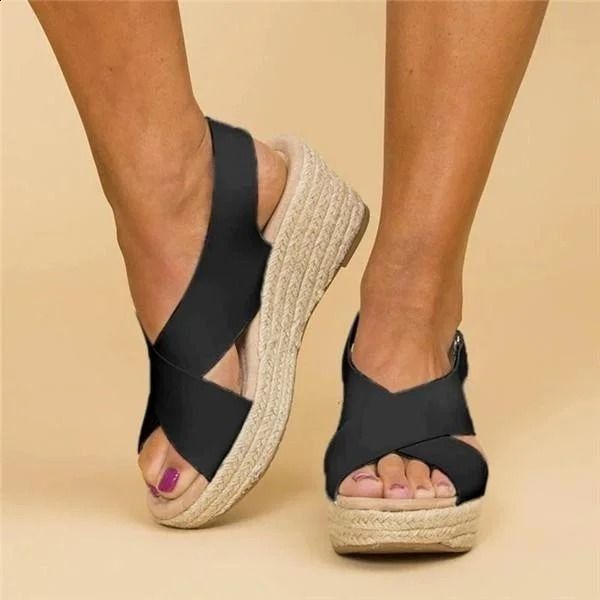 Casual women's footwear: comfortable open-toe sandals with adjustable strap, ideal for summer outfits.
